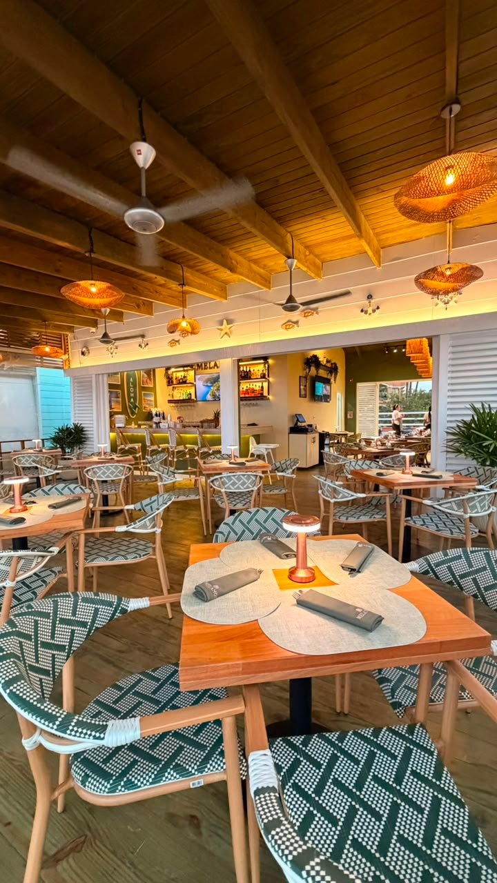 Terraza del restaurante Melange con vista al mar